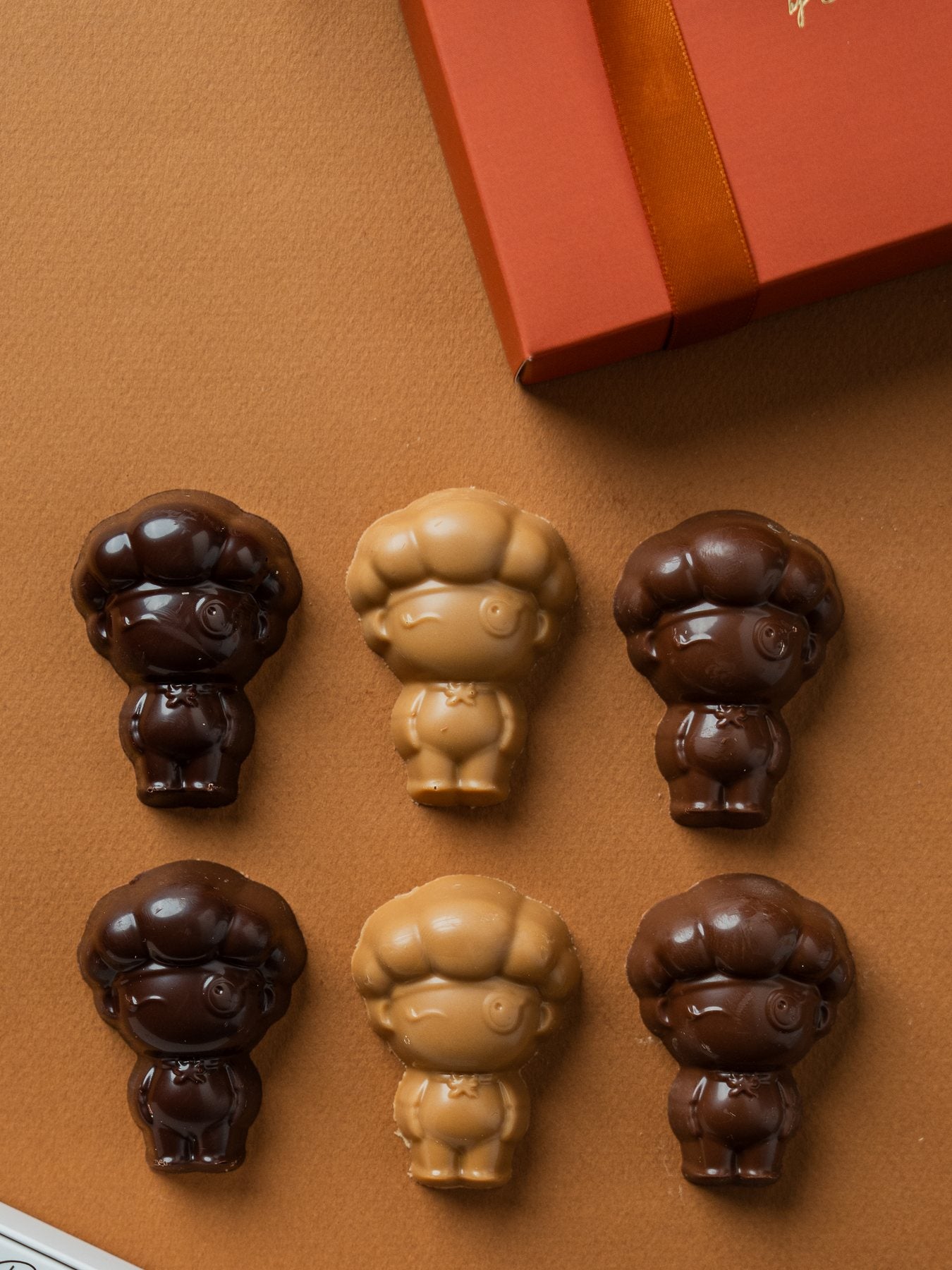 Theo chocolates in dark and blond chocolate beside a SNA’AP gift box